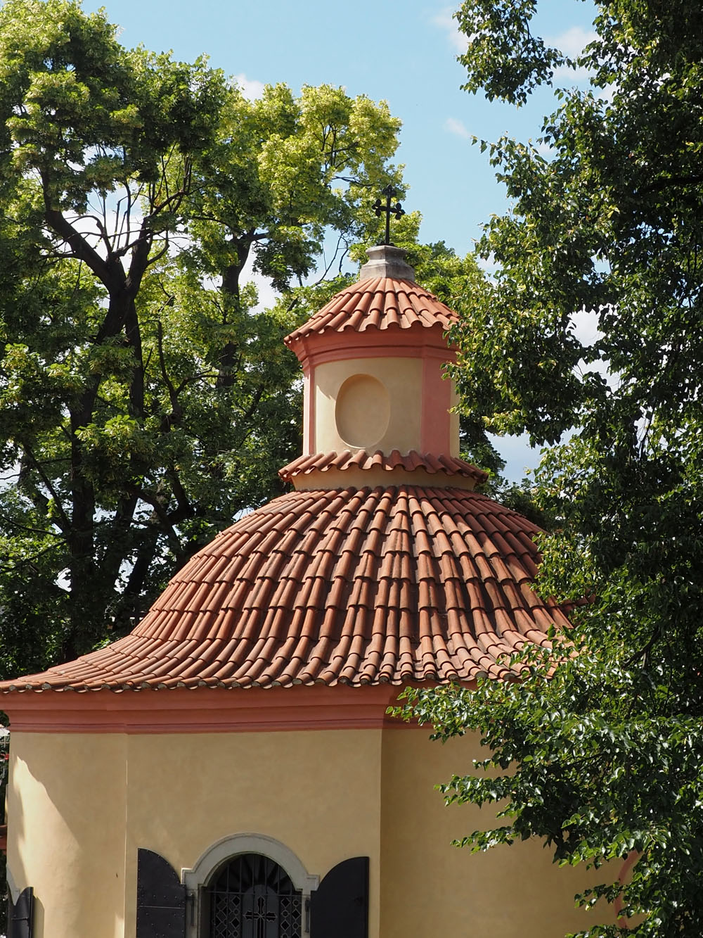 Kaple Nejsvětější Trojice (v Praze 6 v ulici Nad Komornickou) má před vchodem mohutné lípy velkolisté (na fotografii jsou vlevo), vzadu jsou vysazené lípy srdčité (na fotografii jsou vpravo) .